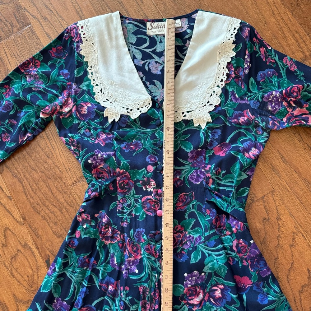 1980s Sarin NY Floral Dress Lace Bib Collar Cottage Prairie Pilgrim Folk MED - Picture 11 of 16